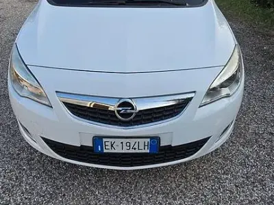 Usata Opel Astra Cosmo 125 CV (91 kW) 2011 Bianco Berlina