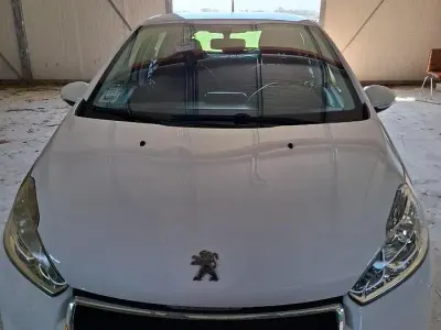 Usata Peugeot 208 95 CV (69 kW) 2015 Bianco Utilitaria