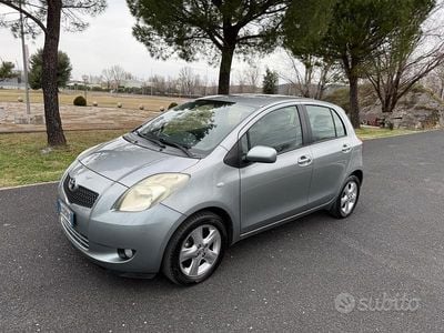 Grigio Usata 2007 Toyota Yaris Berlina | 3200 € (Buon prezzo)