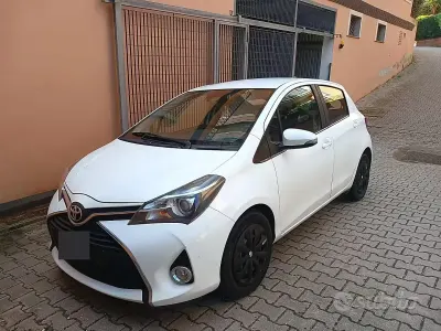 Usata Toyota Yaris 69 CV (50 kW) 2015 Bianco Utilitaria