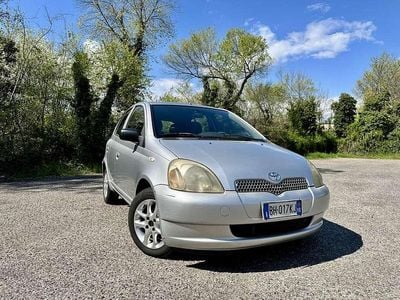 Usata Toyota Yaris Sol 68 CV (50 kW) 2000 Grigio Berlina