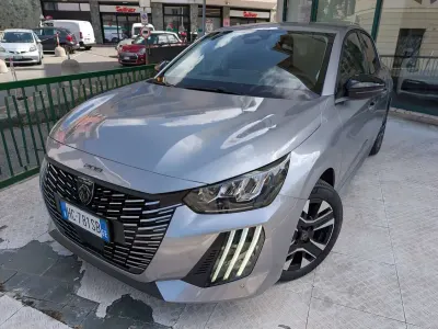 Usata Peugeot 208 Allure 101 CV (74 kW) 2026 Grigio Utilitaria