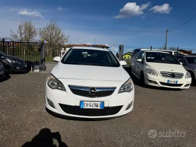 Käytetty Opel Astra Cosmo 110 HP (80 kW) 2011 Valkoinen Sedan