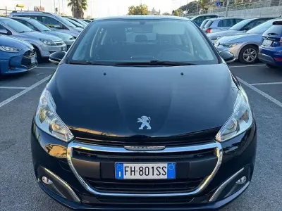 Gebraucht Peugeot 208 82 PS (60 kW) 2017 Schwarz Kleinwagen
