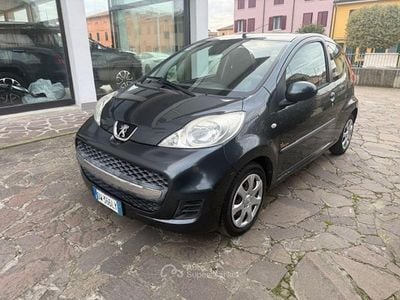 Usata Peugeot 107 68 CV (50 kW) 2009 Gray Utilitaria
