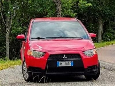 Usata Mitsubishi Colt Invite 75 CV (55 kW) 2009 Rosso Utilitaria