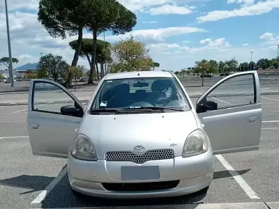 Usata Toyota Yaris 68 CV (50 kW) 2000 Grigio Berlina