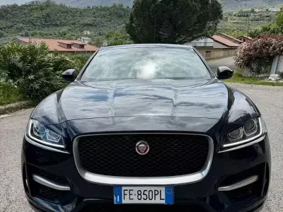 Usata Jaguar F-Pace R-Sport 180 CV (132 kW) 2016 Nero SUV