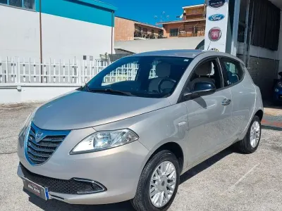 Usata Lancia Ypsilon 80 CV (58 kW) 2014 Grigio Utilitaria