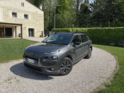 Begagnad Citroën C4 Feel 99 HK (72 kW) 2017 Svart SUV