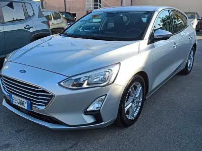 Käytetty Ford Focus 95 HP (69 kW) 2018 Harmaa Sedan