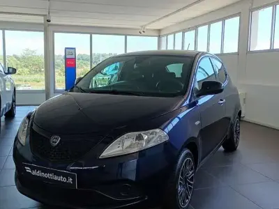 Usata Lancia Ypsilon Gold 69 CV (50 kW) 2018 Blu/azzurro Utilitaria