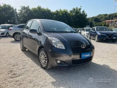 Usata Toyota Yaris 90 CV (66 kW) 2010 Grigio Utilitaria