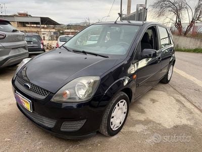 Usata Ford Fiesta Ghia 75 CV (55 kW) 2007 Nero Utilitaria