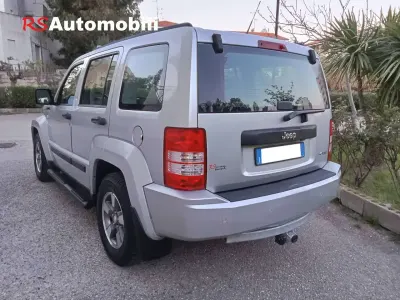 Usata Jeep Cherokee Sport 177 CV (130 kW) 2009 Grigio SUV