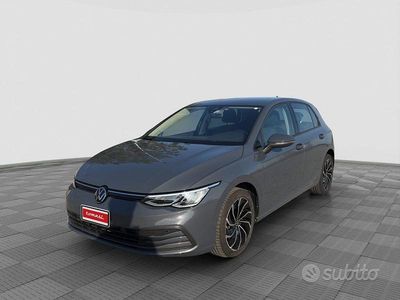 Usata VW Golf VIII Life 110 CV (80 kW) 2023 Dolphin grey Berlina