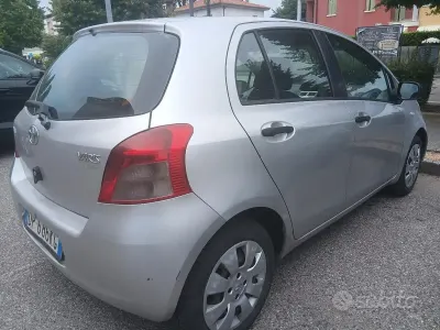 Usata Toyota Yaris Sol 69 CV (50 kW) 2008 Grigio Utilitaria