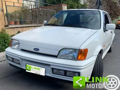 Begagnad Ford Fiesta 126 HK (92 kW) 1993 Vit Halvkombi