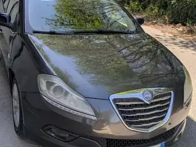 Usado Lancia Delta Silver 120 CV (88 kW) 2012 Plateado Utilitario