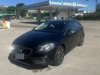 Usata Volvo V40 CC 120 CV (88 kW) 2019 Nero Station wagon