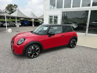 Usata Mini Cooper Classic 150 kW (204 CV) 2025 Chili red Utilitaria