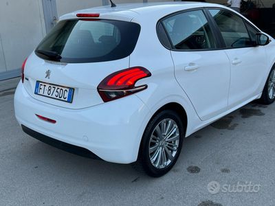 usata Peugeot 208 1.6 75cv adatta neopatentati km 62mila