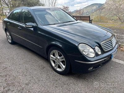 Usata Mercedes E220 150 CV (110 kW) 2003 Blu Berlina