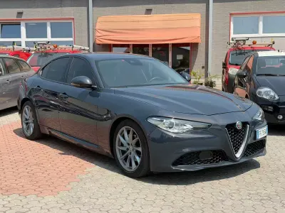 Usata Alfa Romeo Giulia Super 180 CV (132 kW) 2016 Grigio Berlina
