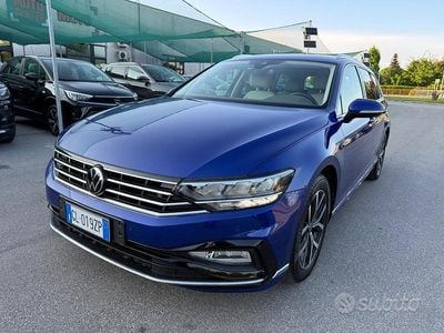 Usata VW Passat R-line 200 CV (147 kW) 2022 Blu Station wagon