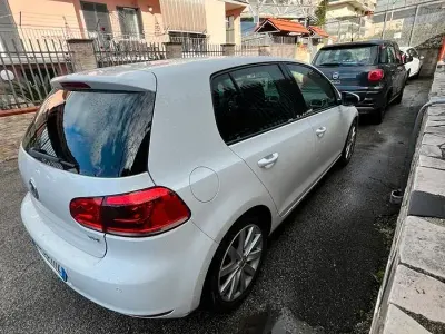 Usata VW Golf VI 105 CV (77 kW) 2011 Bianco Utilitaria