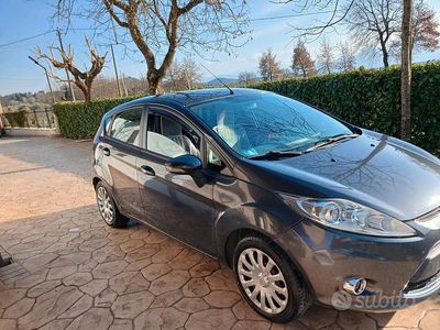 Usata Ford Fiesta 96 CV (70 kW) 2011 Grigio Utilitaria