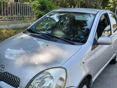 Usata Toyota Yaris 65 CV (47 kW) 2005 Grigio Berlina