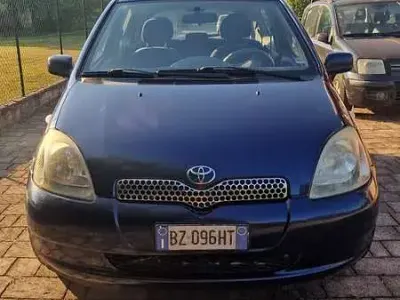Usata Toyota Yaris 75 CV (55 kW) 2002 Bluazzurro Berlina