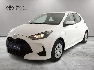 Begagnad Toyota Yaris Hybrid Active 92 HK (67 kW) 2025 Vit Sedan