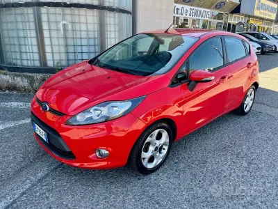 Usata Ford Fiesta 70 CV (51 kW) 2012 Rosso Berlina