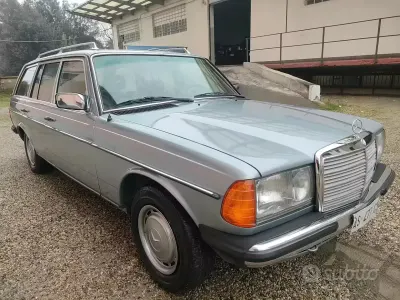 Begagnad Mercedes 200 109 HK (80 kW) 1983 Blå Kombi