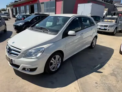 Usata Mercedes B180 Premium 109 CV (80 kW) 2010 Bianco Monovolume