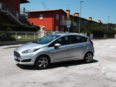 Usata Ford Fiesta 75 CV (55 kW) 2014 Grigio Utilitaria