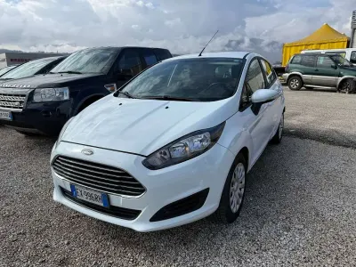 Usata Ford Fiesta 75 CV (55 kW) 2014 Bianco Utilitaria