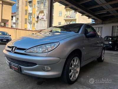 Usata Peugeot 206 CC 109 CV (80 kW) 2001 Grigio Cabrio