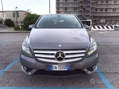 Usata Mercedes B180 Executive 109 CV (80 kW) 2012 Grigio Utilitaria