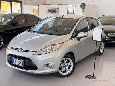 Usata Ford Fiesta Titanium 82 CV (60 kW) 2013 Grigio Utilitaria