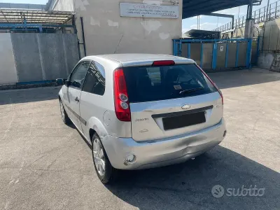 Usata Ford Fiesta 75 CV (55 kW) 2006 Grigio Utilitaria