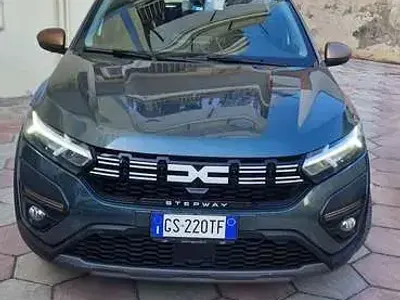 Usado Dacia Sandero Extreme 101 CV (74 kW) 2024 Verde Berlina