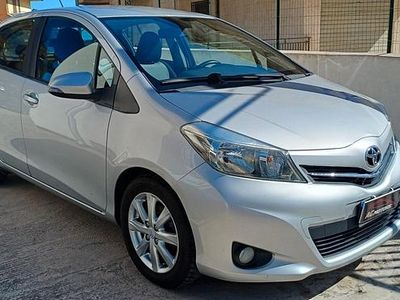 Usata Toyota Yaris Lounge 90 CV (66 kW) 2012 Grigio Utilitaria