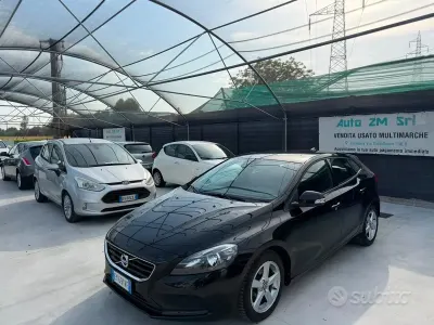 Usata Volvo V40 Kinetic 115 CV (84 kW) 2015 Nero Berlina