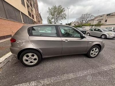 Usata Alfa Romeo 147 120 CV (88 kW) 2007 Grigio Utilitaria