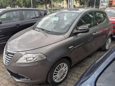 Begagnad Lancia Ypsilon Gold 69 HK (50 kW) 2015 Grå Halvkombi