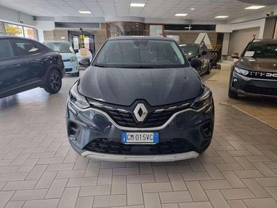 Usata Renault Captur Intens 101 CV (74 kW) 2023 Blu marine SUV