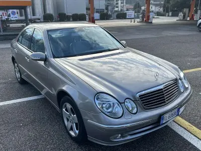 Usata Mercedes E320 Avantgarde 224 CV (164 kW) 2004 Grigio Berlina